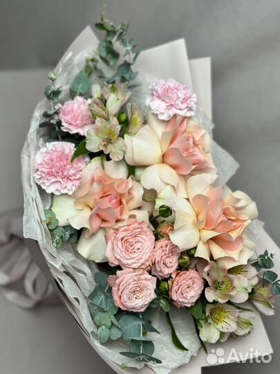 Красивый сборный букет, в 2х цветах