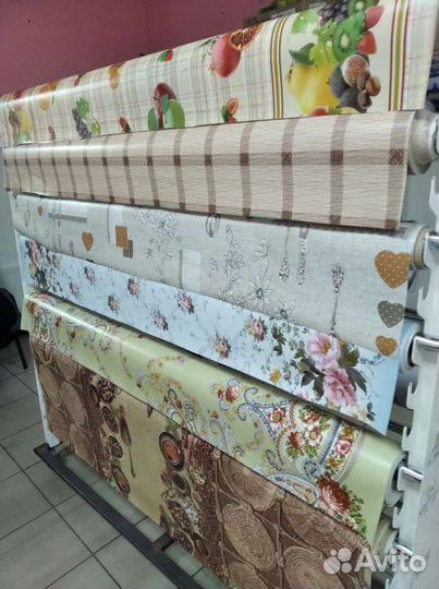 Стойка двухсторонняя для скатертей на колёсах