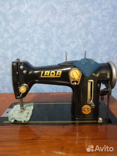 Швейная машина LADA
