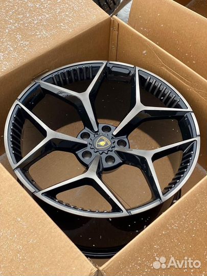 Кованые диски R22 на Lamborghini Urus