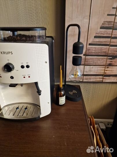 Беспроводная зарядка. Лампа настольная на магните