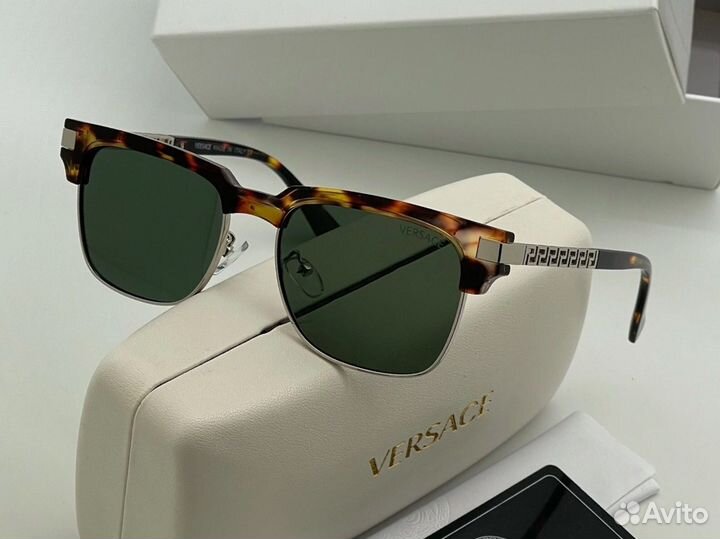 Солнцезащитные очки versace