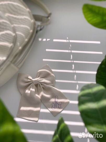 Бантик из льна с вышитой буквой