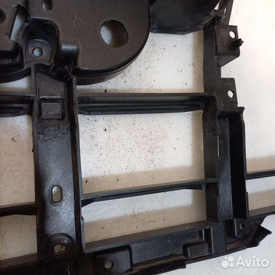 Кронштейн решетки радиатора Audi Q7 4M