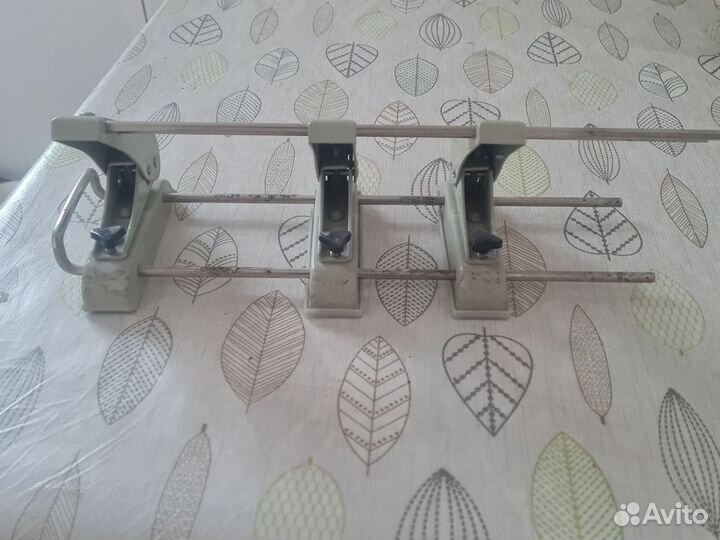 Дырокол регулируемый на 3 отверстия крепкий