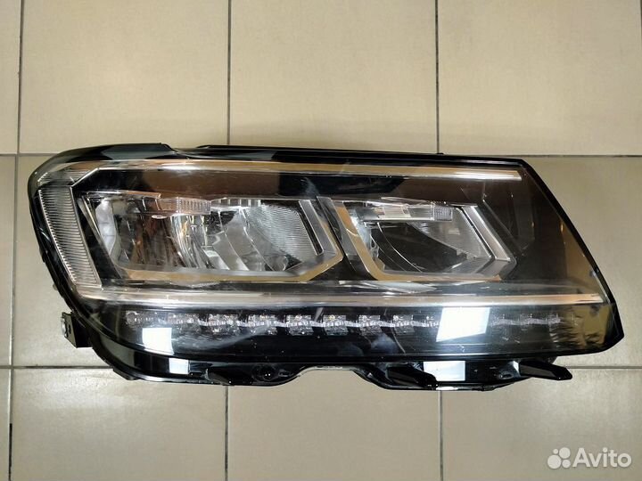 Volkswagen Tiguan Фара правая