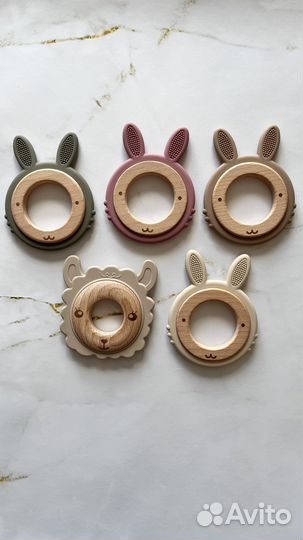 Силиконовый грызунок на деревянном кольце