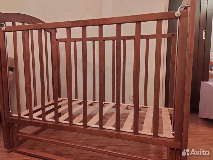 Детская кроватка с маятником