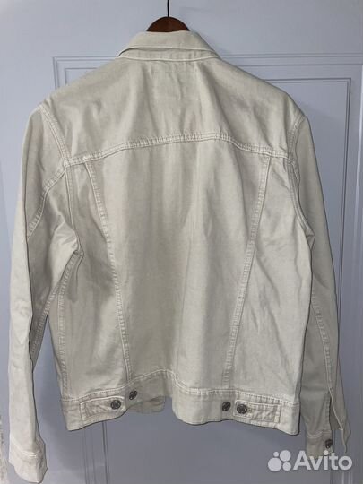 Белая джинсовая куртка