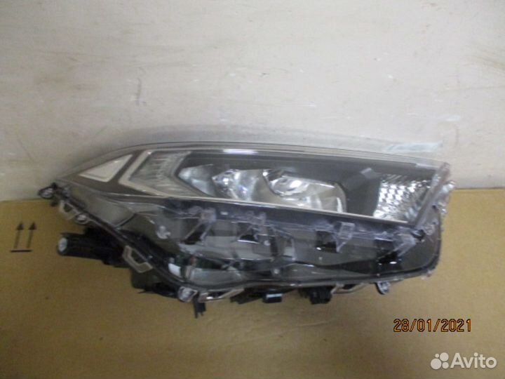 Фара правая Toyota RAV4