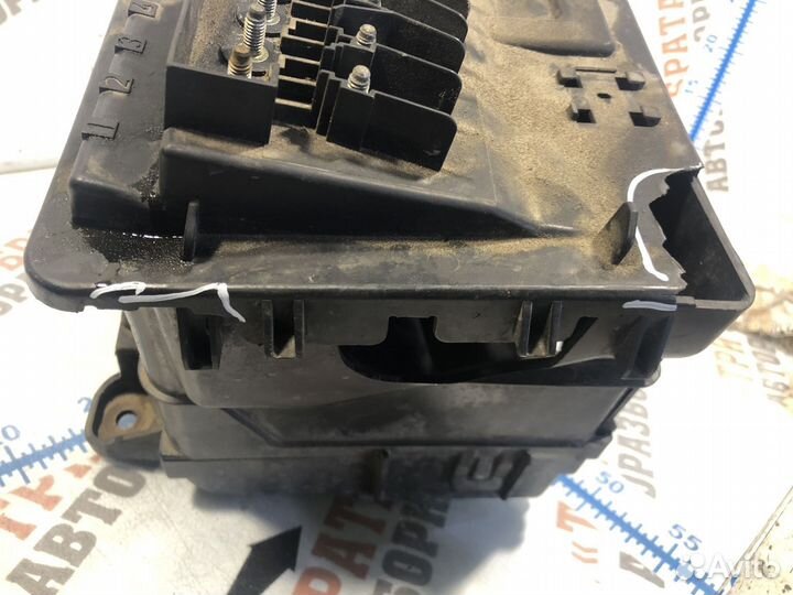 Шкода Фабия Площадка аккумулятора