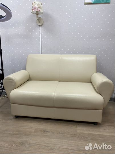 Кожаный диван