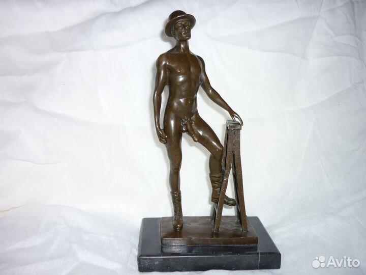 Статуэтка обнаженный юноша 