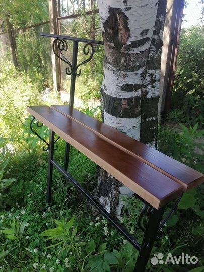 Скамейка и столик на кладбище