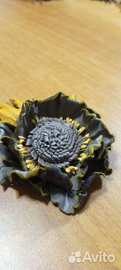 Брошь-цветок из натуральной кожи