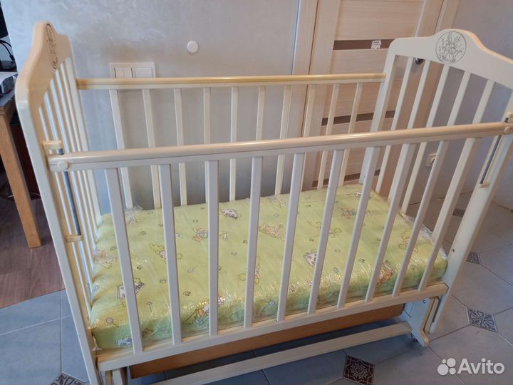 Детская кроватка с маятником
