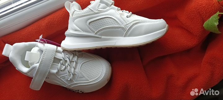 Кроссовки детские белые