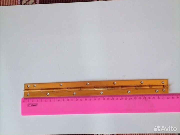 Рояльные петли жёлтого цвета