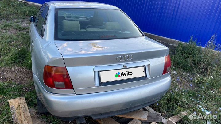 Audi A4 1.6 МТ, 1996, битый, 199 000 км