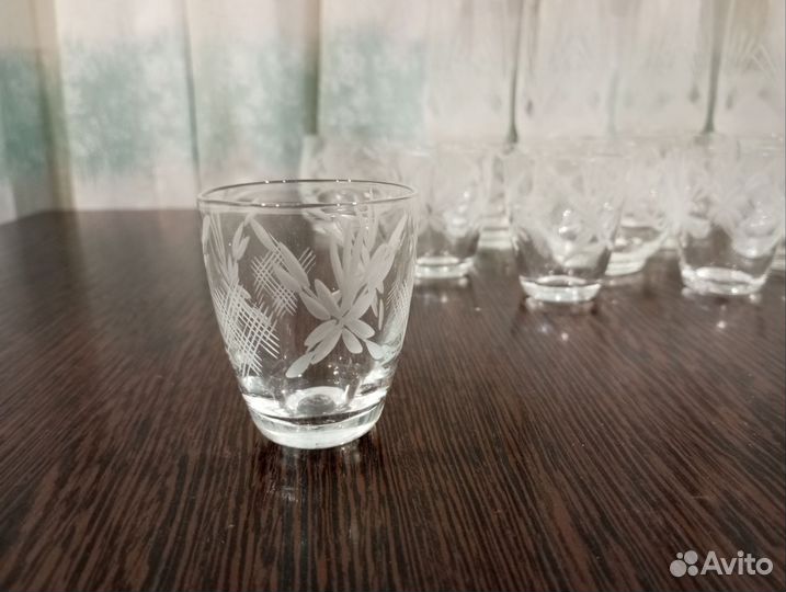 Набор бокалов и рюмок