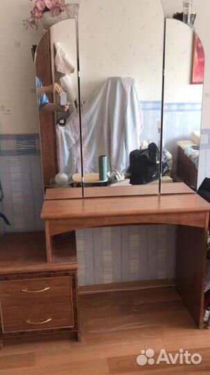 Дамский столик-трюмо