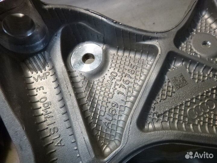 Кронштейн audi A4 A4 B9 2015