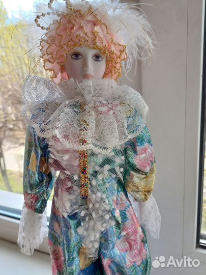 Коллекционная фарфоровая кукла