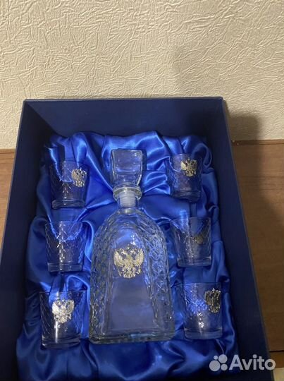 Сувенирная бутылка для водки и стаканчики