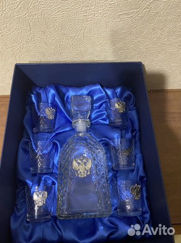 Сувенирная бутылка для водки и стаканчики