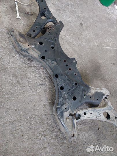 Подрамник Toyota celica t230 левый руль