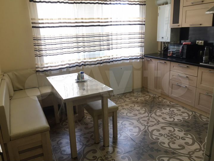 2-к. квартира, 60 м², 1/6 эт.