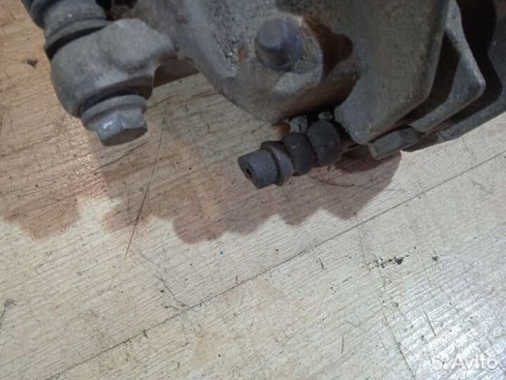 Суппорт передний левый Mitsubishi Carisma DA 1.6