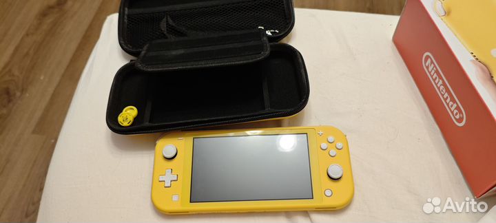 Nintendo Switch Lite желтая Новая + чехол пикачу