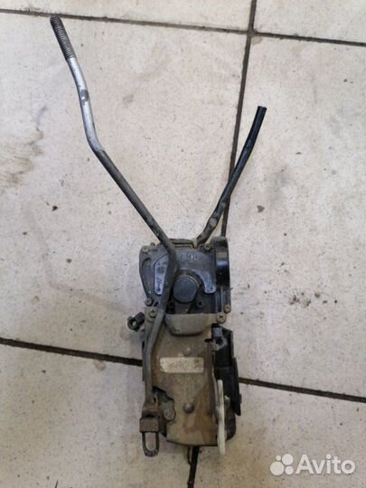 Замок дверной передний левый Mazda Familia