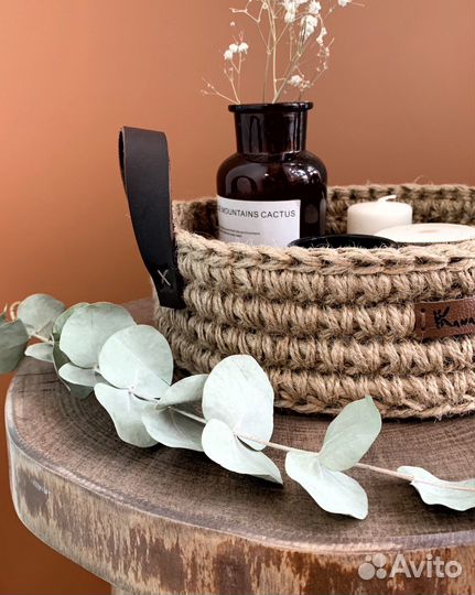 Вязаная корзина для хранения / поднос из джута