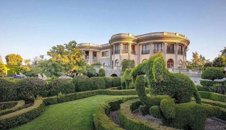 Дом 1100 м² на участке 95 сот.