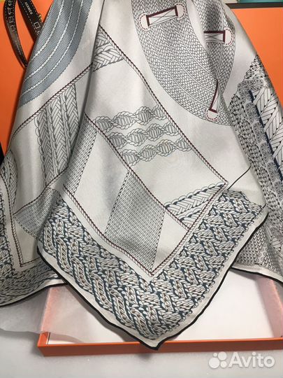 Hermes шёлковый платок в брендовой упаковке