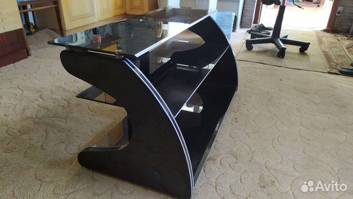 Стильная стеклянная полка под телевизор