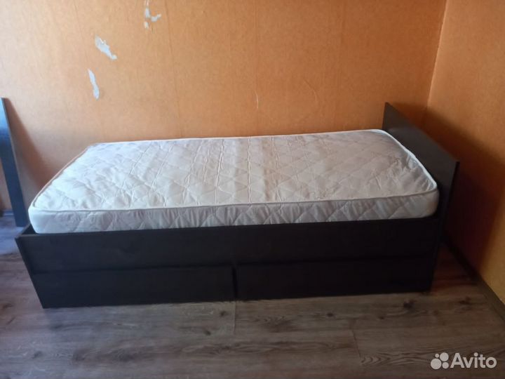 Кровать