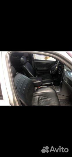 Передние сиденья и подлокотник Нексия