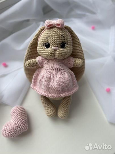 Вязаные игрушки зайка с длинными ушами