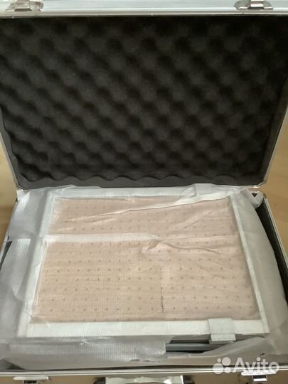 Буклетница двусторонняя в чемоданчике