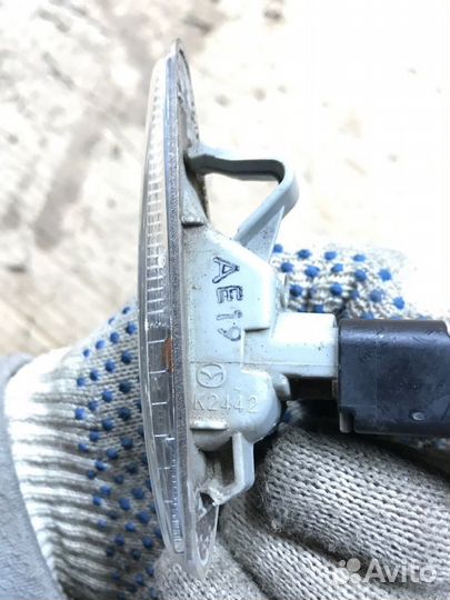 Повторитель поворота в крыло передний правый Mazda