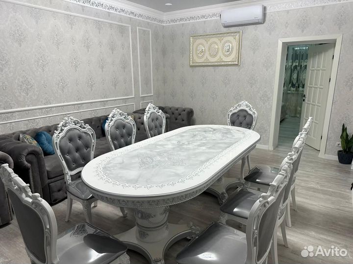 Стол и стулья