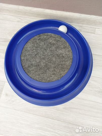 Игрушки и кормушка для кошек