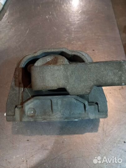 Подушка крепления двигателя VW Jetta 5