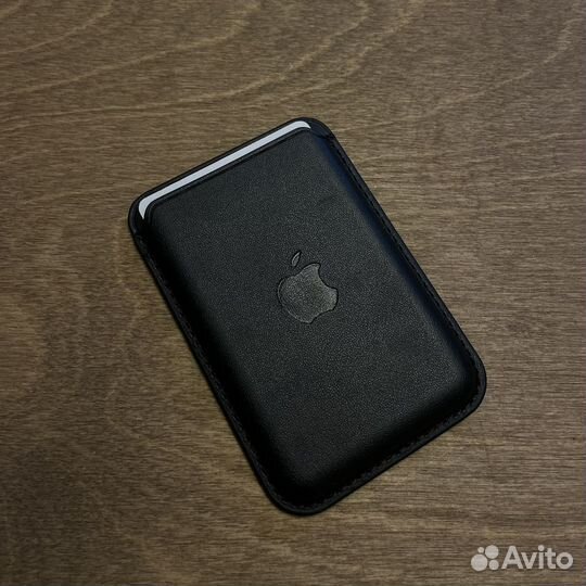 Магнитный чехол-картхолдер на iPhone