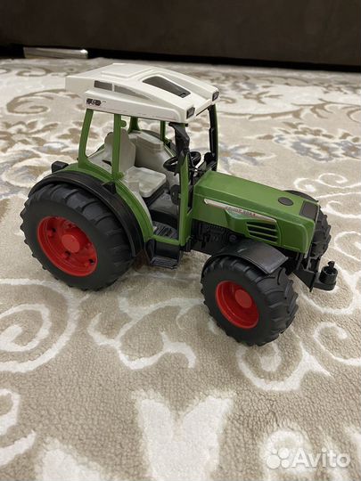 Bruder Трактор
