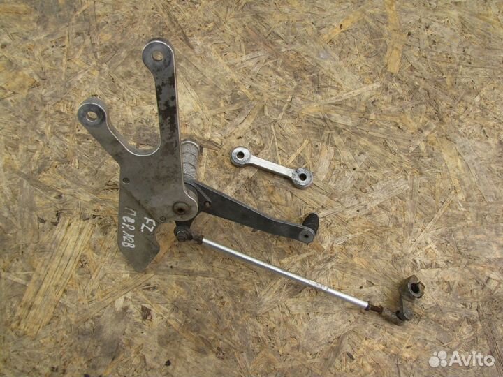 Подножка левая с кронштейном Yamaha FZS600 fazer