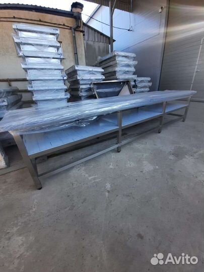 Стол с полками